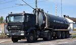 GM-bioGas GmbH mit einem urigen Tanksattelzug mit älterer IVECO TRAKKER 450 E5 Zugmaschine am 27.09.23 Höhe Bahnübergang Bahnhof Rodleben.