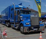 der Kenworth-Truck des Lebensmittelhändlers EDEKA steht zur Geschäftserweiterung in Künzell, Mai 2016