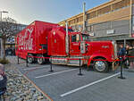 Am 04.12.2025 steht der Kenworth Sattelschlepper mit der Coca Cola Werbung auf dem Parkplatz beim COOP Megastor in Kaiseraugst.