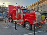 Am 04.12.2025 steht der Kenworth Sattelschlepper mit der Coca Cola Werbung auf dem Parkplatz beim COOP Megastor in Kaiseraugst.