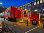 Am 04.12.2025 steht der Kenworth Sattelschlepper mit der Coca Cola Werbung auf dem Parkplatz beim COOP Megastor in Kaiseraugst.