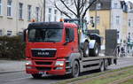 Ein MAN TGS 26.320 Fahrzeugtransport-LKW aus Berlin mit einem Radlader beladen am 26.01.21 Berlin Karlshorst.
