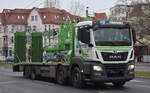 Iwanski GmbH & Co. KG (Arbeitsbühnenvermietung) mit einem MAN TGS Fahrzeugtransport-LKW am 24.01.23 Berlin Karlshorst.