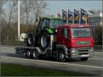 MAN Lkw beladen mit einem Deutz Traktor auf der Autobahn bei Antwerpen unterwegs. 11.03.2011