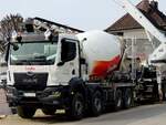 MAN TGS41.430  mit Betonmischeraufbau, während der Beschickung einer Betonpumpe; 260324