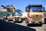 Ein MB Arocs, MAN und weitere LKW von Bolzli am 27.6.26 beim Trucker Festival Interlaken.