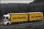S/W mit Farbe: Ein MAN TGX 26.440 Megaliner (Volumentransport) der österreichischen Spedition LKW AUGUSTIN ist in Richtung Ruhrgebiet unterwges.