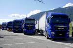 Mehrere MAN Hängerzüge und Autotransporter von Swiss Car Barras SA am 26.6.22 beim Trucker Festival Interlaken.
