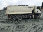 MAN TGS35.400 von Hama-Trucks bringt in der 18m³ fassenden Kippmulde weiters Aushubmaterial heran; 140111