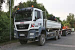 MAN Kipper T 65 28.480 der Fa. Strabag am 1.8.2026 in Hasbergen, Tomblaine Platz.