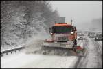 Im Abschnitt vor Meinerzhagen muss der MAN FE360A ordentlich arbeiten um den Schnee von der Fahrbahn zubekommen.