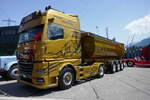 Ein goldener MAN mit Kippauflieger von Eckert am 20.6.26 bei der L�ndle Truckshow.