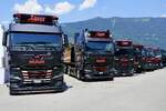 Ein MAN Kippersattelzug und weitere LKW von Zaugg am 27.6.26 beim Trucker Festival in Interlaken.