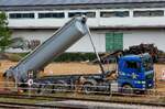 MAN TGX 18-500 bringt in der Kippsattelmulde  Schotter zur Baustelle; 260820
