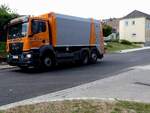 MAN TGS26.330 mit M�llwagenaufbau, ist in einer Marktgemeinde des Weinviertels unterwegs; 260511