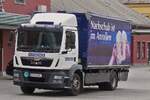 LKW MAN steht am Stra�enrand zum Entladen.