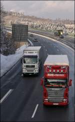 SCHWEDEN POWER: Scania R500 \8/ der Nacke-Transporte zieht an einem italienischen MAN TGA vorbei.