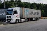 MAN-Sattelzug der Spedition DELITRANS transportiert einen Container von MAERSK, 06-2021