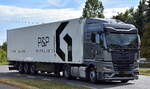 P&P Transport - Logistics Sp. z o.o. aus Polen mit einem Sattelzug mit MAN TGX 18.510 Zugmaschine am 20.09.23 Höhe Bahnübergang Bahnhof Rodleben.