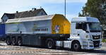 Van Huët Glass Logistics (EMONS GROUP) mit einem Sattelzug mit Spezialauflieger für Glastransporte und MAN TGS 18.470 Zugmaschine am 27.09.23 Höhe Bahnübergang Bahnhof Rodleben.