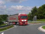 ..auf dem Weg zur A45 - ein Niederlndischer MAN TGX Topline- Sattelzug des Logistic-Unternehmens van Loo mit Planenauflieger - 