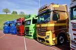 Diverse MB Actros von Lötscher und LESA und MAN Zugmaschinen von Janser am 2.5.26 beim Truck Event Huttwil.