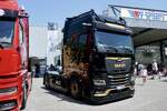 Eine gold schwarze MAN Zugmaschine am 20.6.26 bei der L�ndle Truckshow.