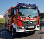 =MAN als HLF 10 der Freiwilligen Feuerwehr PETERSBERG-MARBACH, festlich geschmückt zur Fahrzeugsegnung im Juli 2023