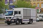 MAN mit Kastenaufbau, mit Blaulicht in Budapest unterwegs.