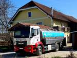 MAN mit Aufbau zum Milchtransport anlässlich einer Abholung beim Bauernhof; 260407