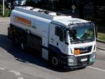 MAN TGS25-400 transportiert im Tankaufbau lt.