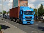 Ein MAN TGX mit Container am 19.05.14 in Frankfurt
