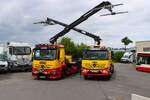 Mercedes Benz Actros 1940 mit Stuckart Aufbau und HMF Kran und Mercedes Benz Atego 1527 mit MKG Kran Abschleppdienst Loosen am 14.06.26 bei einen Fototermin.