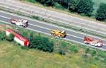 LKW-Unfall mit jeder Menge angereister LKW-Abschlepper auf einer Autobahn Nähe Frankfurt/Oder, Sommer 1997