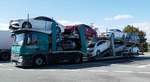 =MB Actros 1843 als Autotransporter des spanischen Transporteurs TRADISA steht auf einem Rastplatz südlich von Mailand, 09-2017