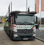 =MB-Autotransporter der Firma HÖDLMAYR, hier mit rumänischer Zulassung, steht im Januar 2022 zur Rast an der A 7