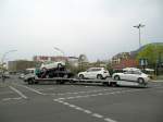 BMW's ziehen am 04.04.2014 auf einem MB-Transporter in Berlin-Charlottenburg  um .