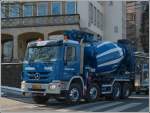 Mercedes Benz Actros 4141 mit Betonmischeraufsatz kurvt durch die engen Straßen der Stadt Luxemburg einer Baustelle entgegen, um seine Ladung abzuliefern.