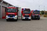 Feuerwehr Langenselbold Mercedes Benz Arocs 3242 WLF Kran Kats (Florian Langenselbold 1-67-1) mit AB-Kran, MAN TGS 26.430 WLF mit AB-Logistik (Florian Langenselbold 1-66-1) und Feuerwehr Langenselbold/Main Kinzig Kreis MAN TGS 26.430 WLF mit AB-Tank (Florian Main Kinzig 17-66-1) am 19.10.25 bei einen Fototermin. Danke für das tolle Shooting