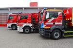 Feuerwehr Langenselbold Mercedes Benz Arocs 3242 WLF Kran Kats (Florian Langenselbold 1-67-1) mit AB-Kran, MAN TGS 26.430 WLF mit AB-Logistik (Florian Langenselbold 1-66-1) und Feuerwehr Langenselbold/Main Kinzig Kreis MAN TGS 26.430 WLF mit AB-Tank (Florian Main Kinzig 17-66-1) am 19.10.25 bei einen Fototermin. Danke für das tolle Shooting