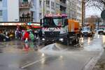 KAW Mainz Mercedes Benz Arocs 2545 mit Tankaufbau zum Straßenreinigen am 16.02.26 in Mainz am Rosenmontag bei den Aufräumarbeiten nach dem Umzug