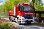 Feuerwehr R�sselsheim Mercedes Benz Arocs 2542 WLF Kats (Florian R�sselsheim 2/66) mit AB-Tank 2 des Kreis Gro� Gerau am 25.04.26 bei einer Waldbrand�bung in Kelsterbach