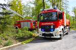 Feuerwehr R�sselsheim Mercedes Benz Arocs 2542 WLF Kats (Florian R�sselsheim 2/66) mit AB-Tank 2 des Kreis Gro� Gerau am 25.04.26 bei einer Waldbrand�bung in Kelsterbach