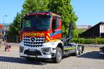 Mercedes Benz Arocs 2542 WLF Feuerwehr Bad Vilbel (Florian Vilbel 1-66-1) am 23.05.26 in Oberursel Stierstadt bei einer Fahrzeugausstellung 