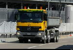 Mercedes Actros mit Mulde bei den Bushaltestellen vor dem Flughafen Kloten am 28.072026