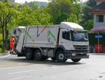Mercedes Mülllaster unterwegs in der Stadt Lausanne am 10.05.2016
