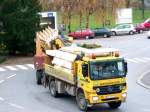 ACTROS einer Baufirma, beladen mit Holzkonstruktionsteilen unterwegs in Ried i.I.; 081107
