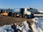 ACTROS mit Asphaltbirne, holt einen mit Walzen beladenen Tandemachshänger ab; 231207