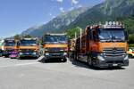 Mehrere MB Actros Holztransporter und MAN mit Abrollcontainer von Aregger Finsterwald am 26.6.22 beim Trucker Festival Interlaken.