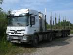 Dieser Mercedes Holztransporter gönnte sich,am 27.Mai 2013,eine Pause in Bergen/Rügen.